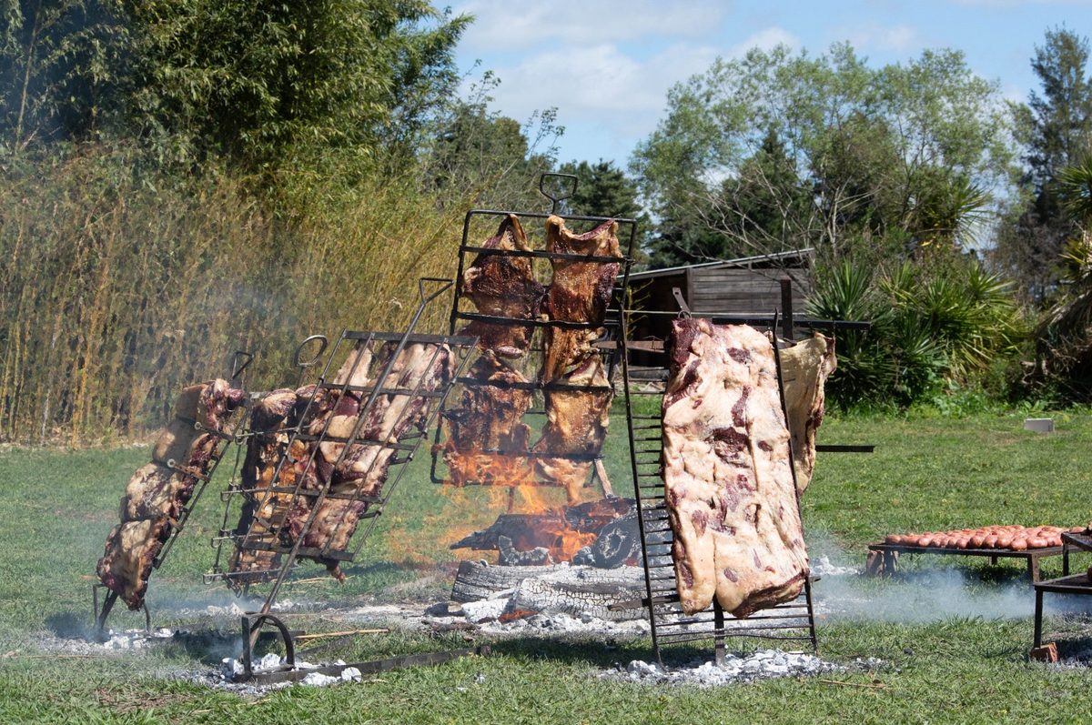 Asado a la cruz de El Tucumano cocinándose al fuego