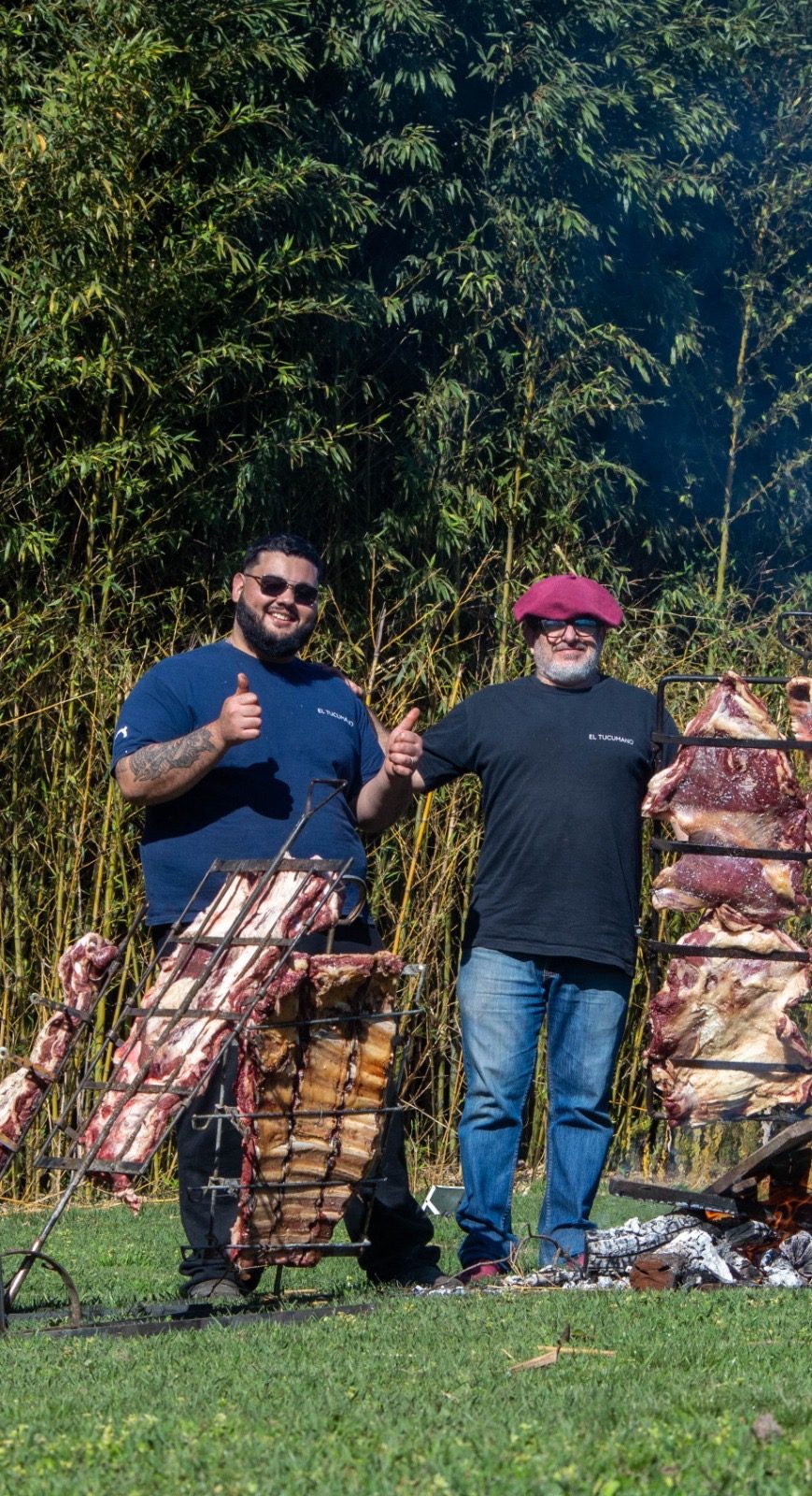 Equipo de El Tucumano cocinando un asado