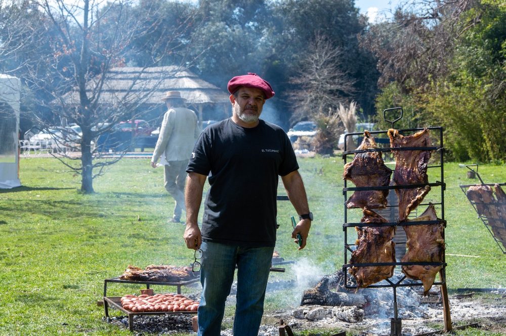 Cocinero de El Tucumano controlando la parrilla