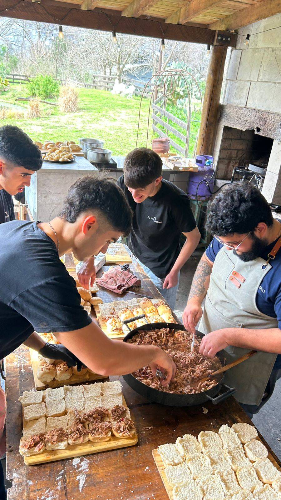 Equipo preparando bondiola braseada