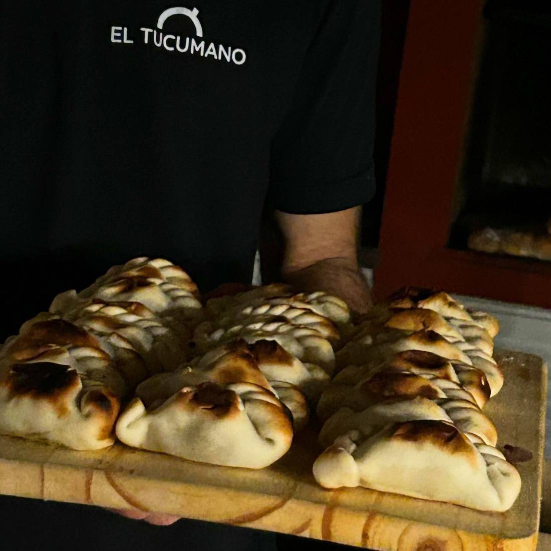 Bandeja de empanadas recién horneadas de El Tucumano