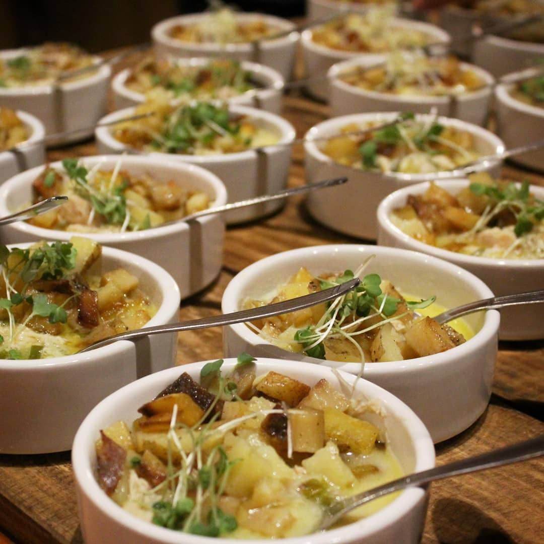 Papas rústicas con microgreens de El Tucumano