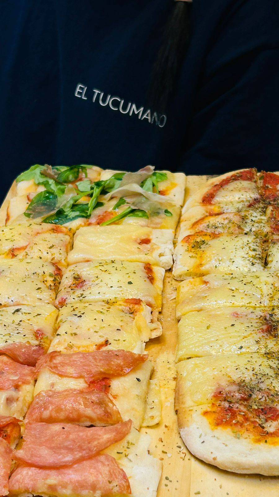 Pizza a la piedra servida en un evento