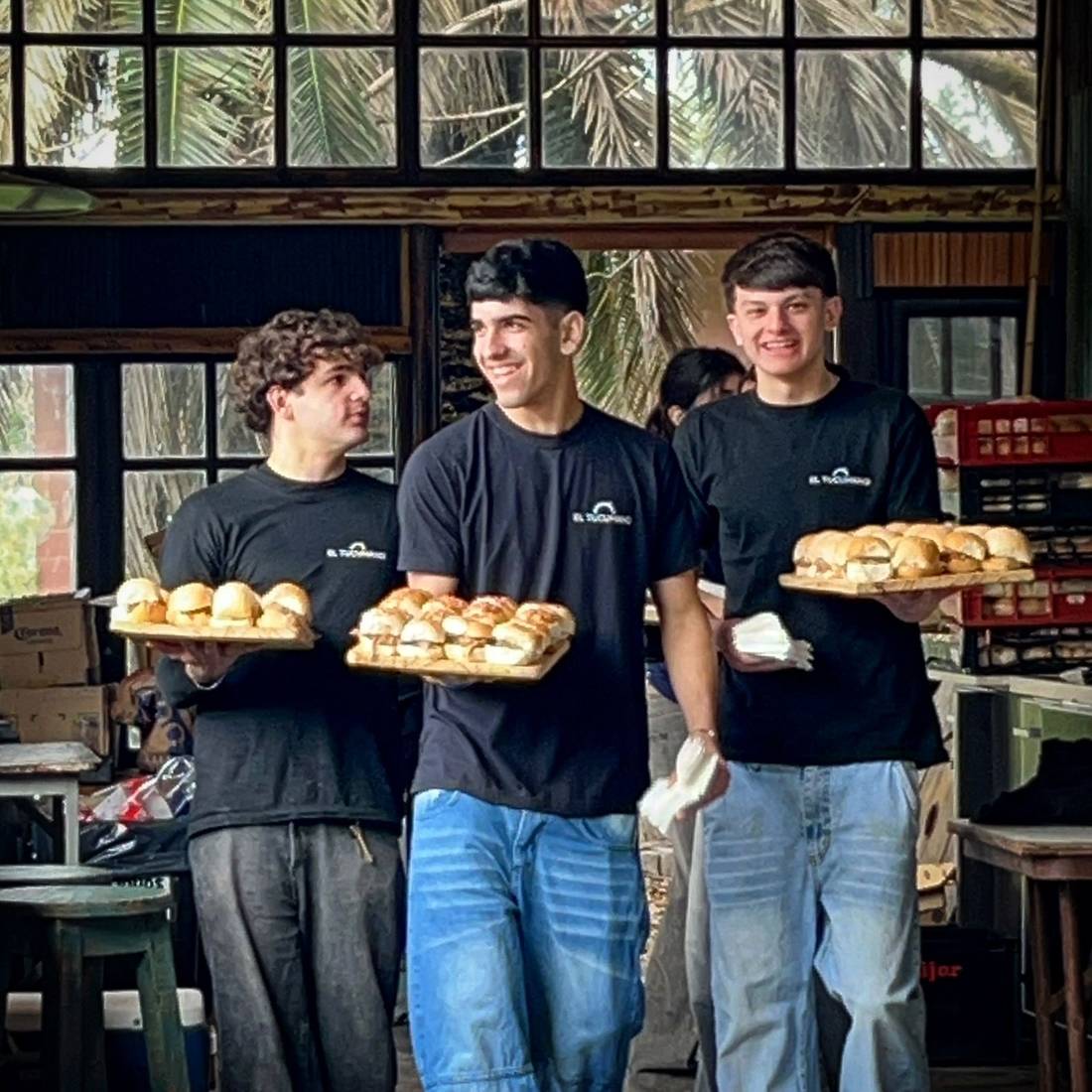 Equipo llevando bandejas de sándwiches