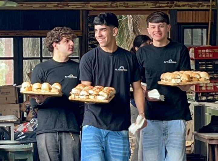 Equipo de El Tucumano sirviendo en un evento