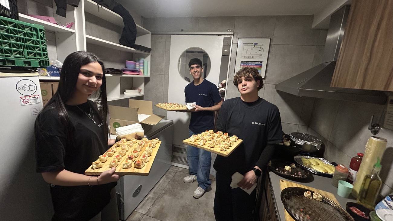 Equipo de El Tucumano preparando canastitas