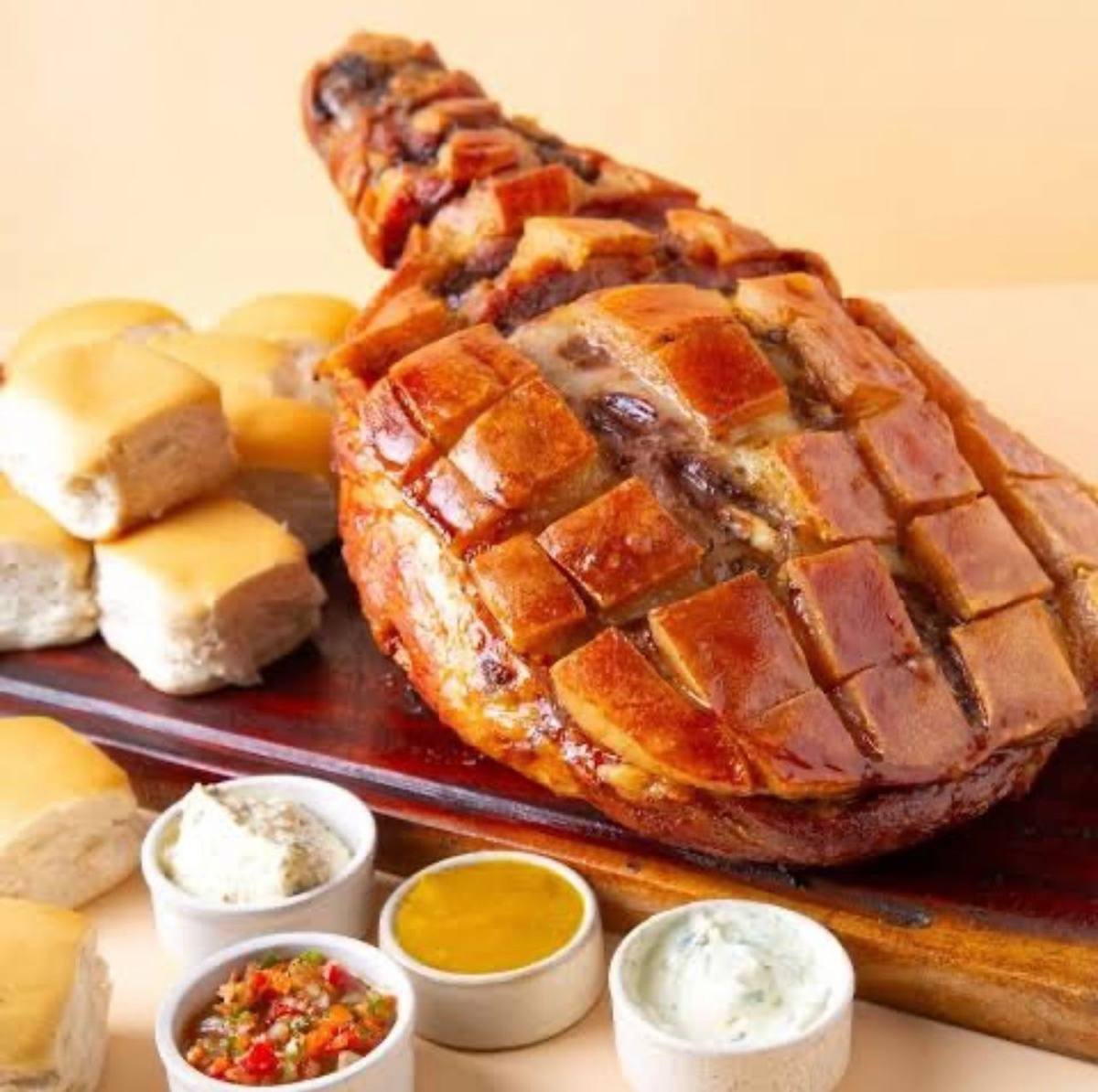 Pernil de cerdo de El Tucumano con panes y salsas