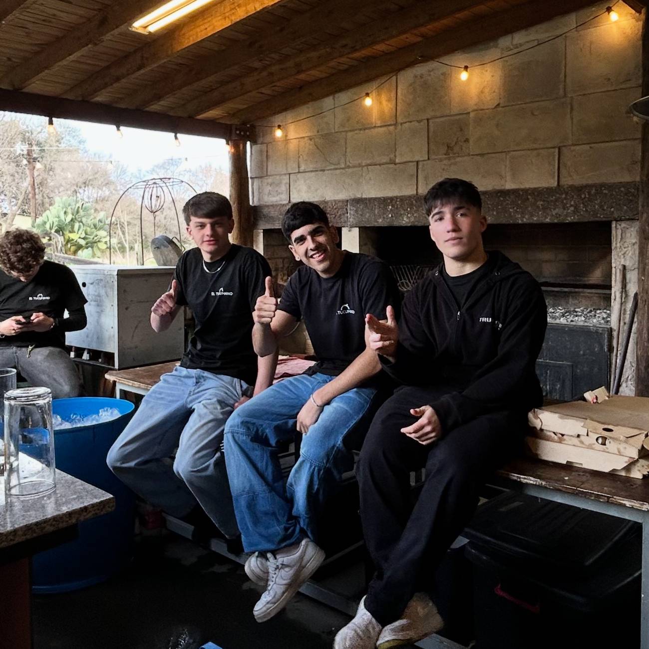 Equipo de El Tucumano junto a la parrilla